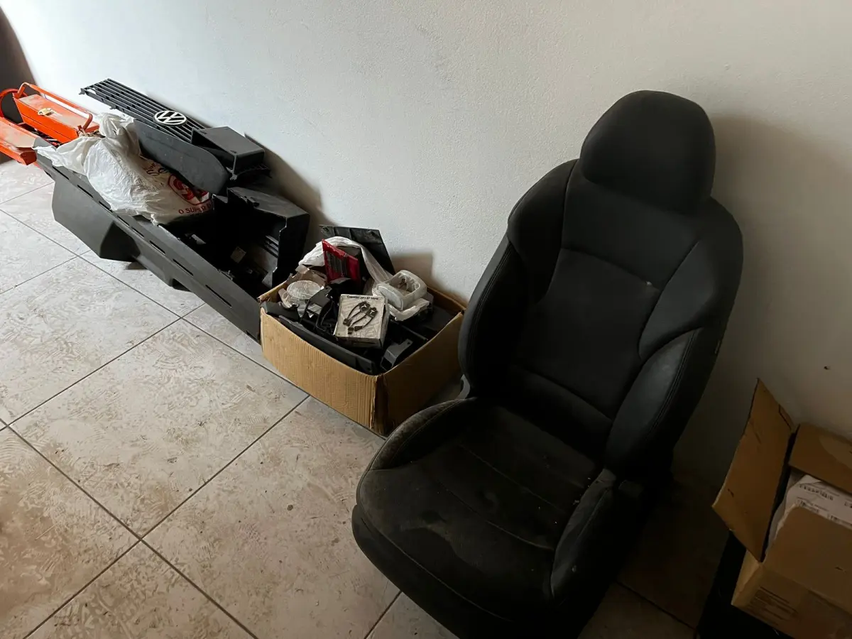 LOTE 145 - Lote com 2 bancos de carros e algumas peças 