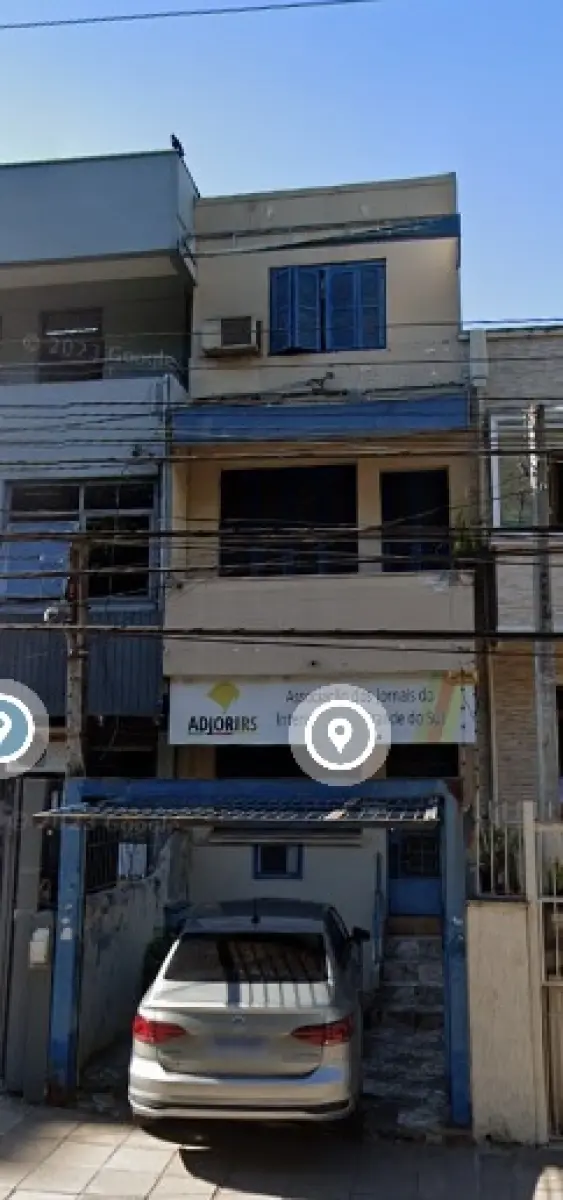 LOTE 000 - O prédio de três pavimentos, em alvenaria, com 224,28m², sob o nº 653 da Rua Coronel Fernando Machado