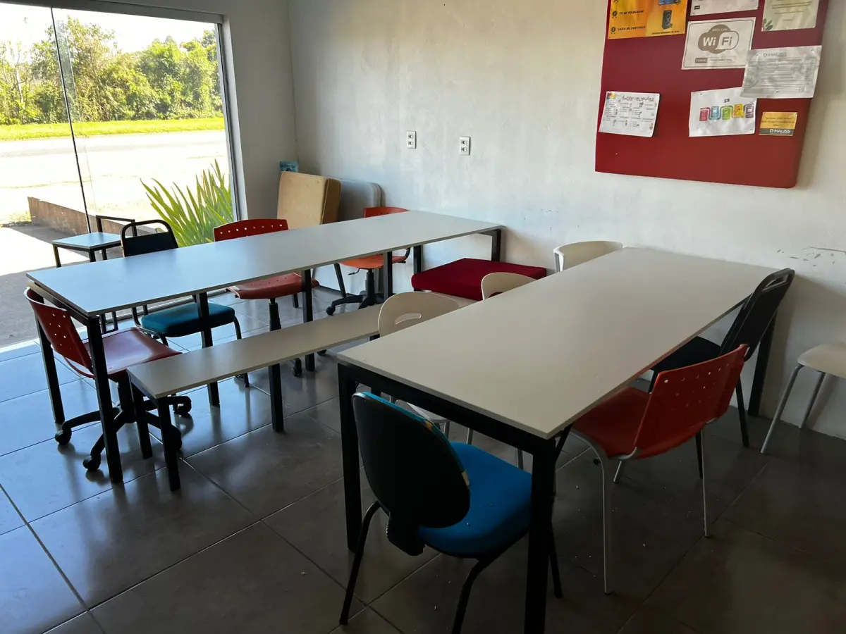 LOTE 103 - Lote de 2 mesas, 8 cadeiras, banco 