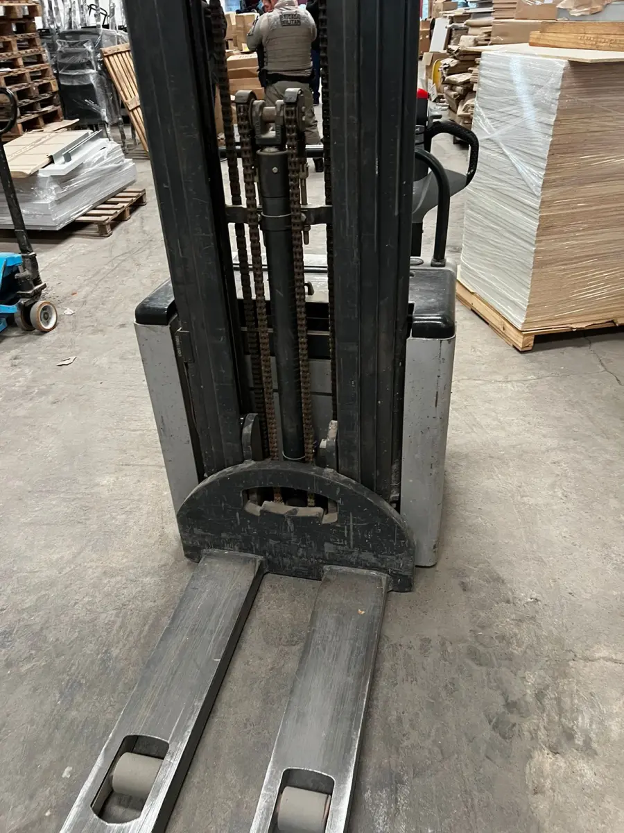 LOTE 075 - Empilhadeira elétrica Sthill 