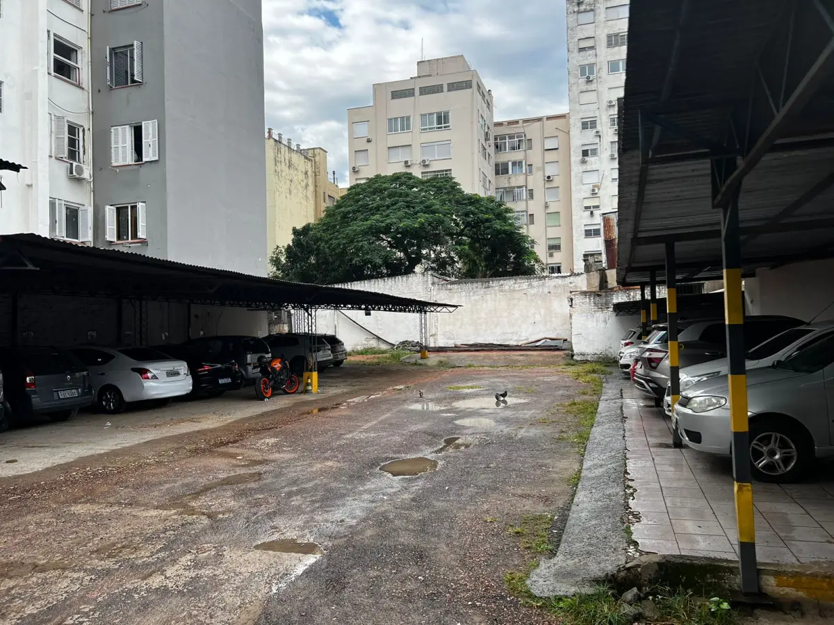 LOTE 000 - Um terreno de forma retangular, à avenida João Pessoa medindo 30,45m de frente, ao oeste à mesma avenida, por 35,00m