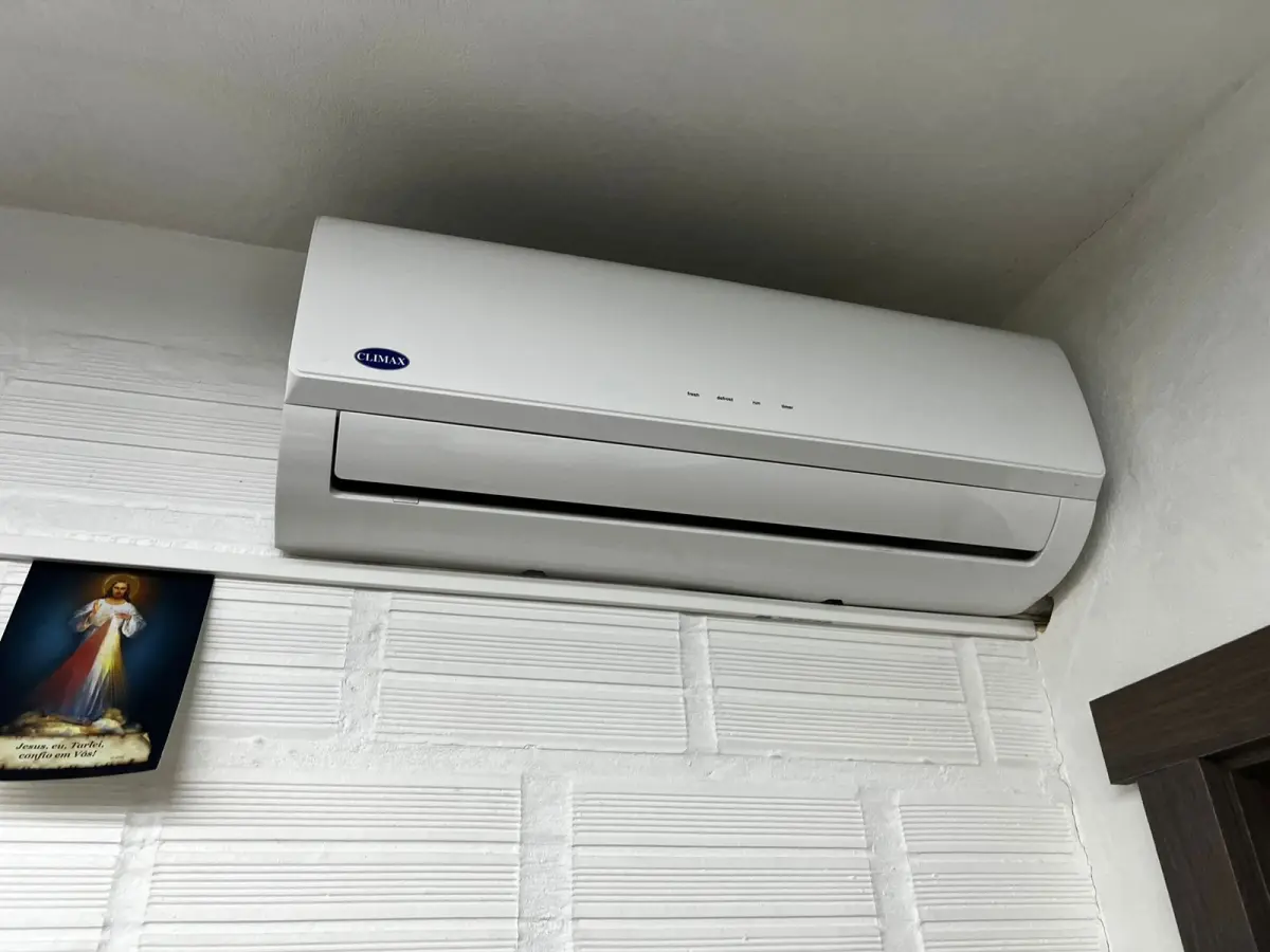 LOTE 025 - Ar condicionado climax