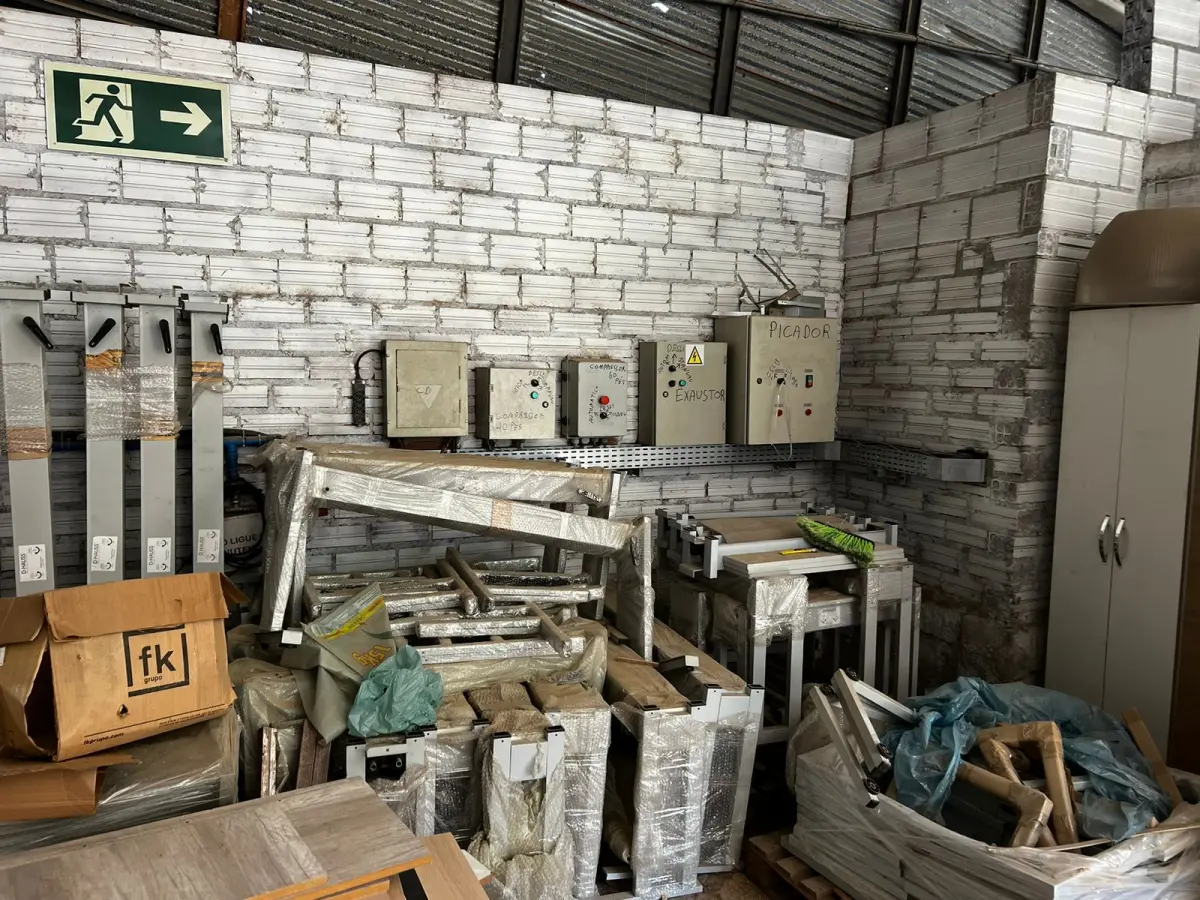 LOTE 091 - Lote de sucata (todo piso superior) 