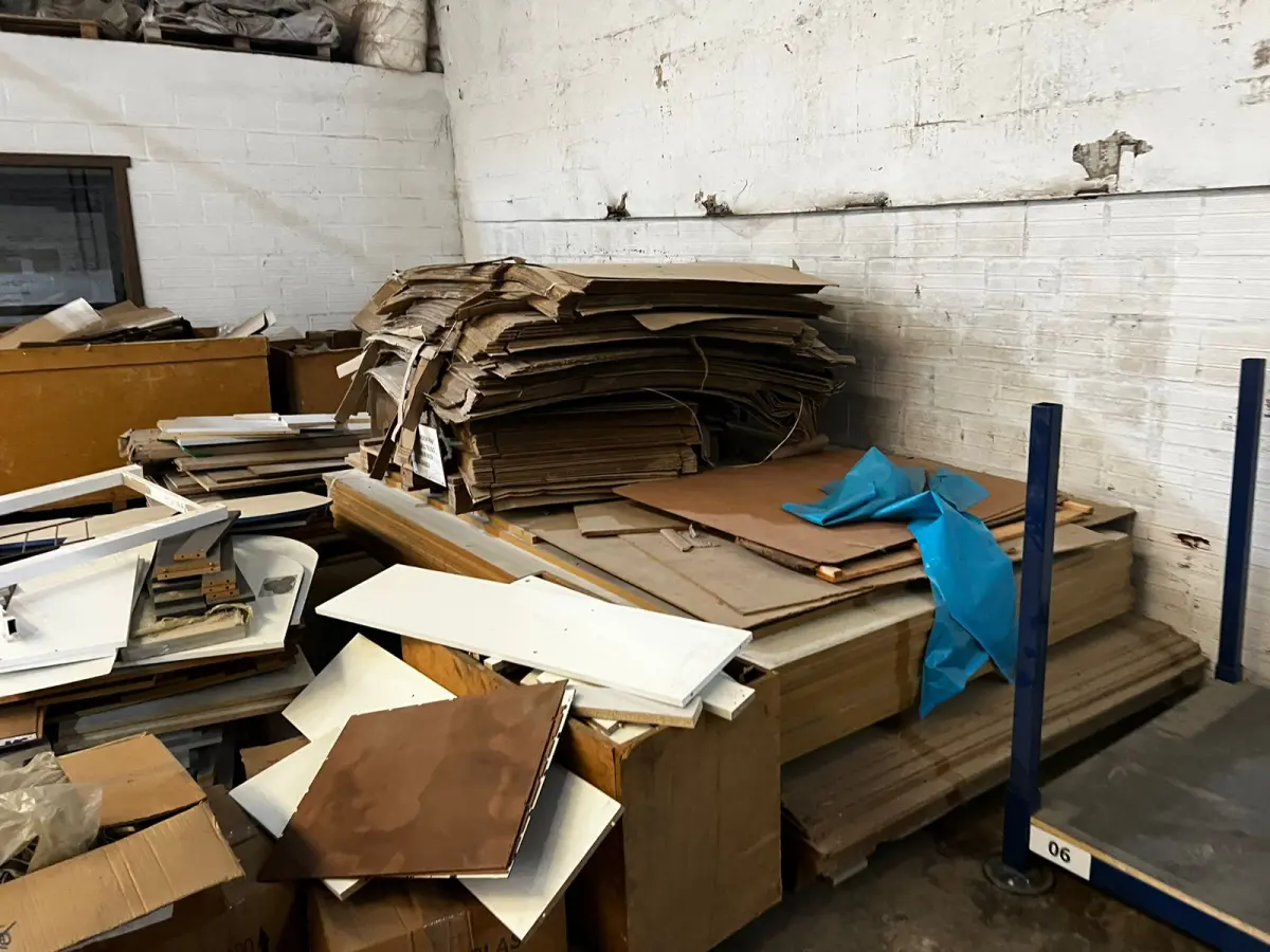 LOTE 034 - Lote de placas de MDF e MDP e corrugados (retalhos e placas)