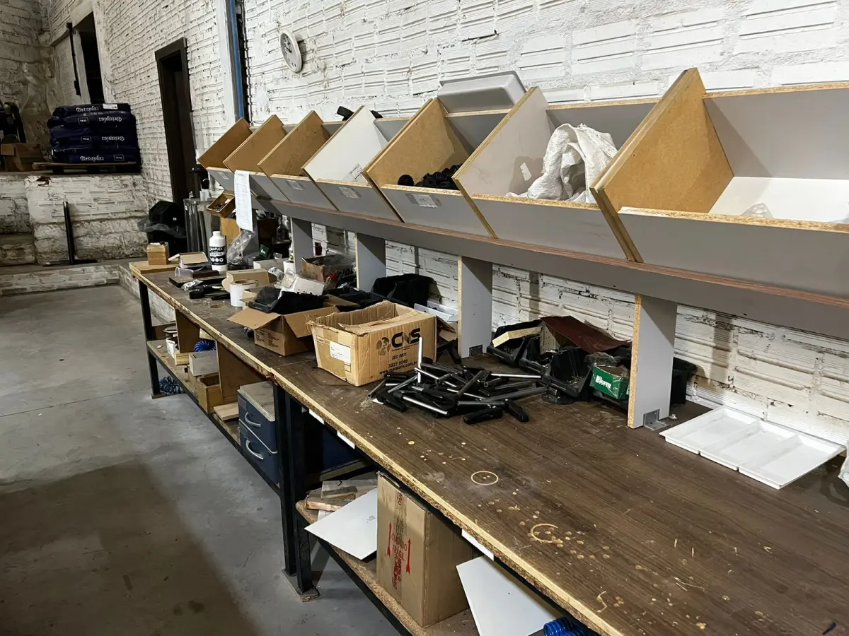 LOTE 040 - Bancada com esmeril, carregadores de baterias, furadeiras 