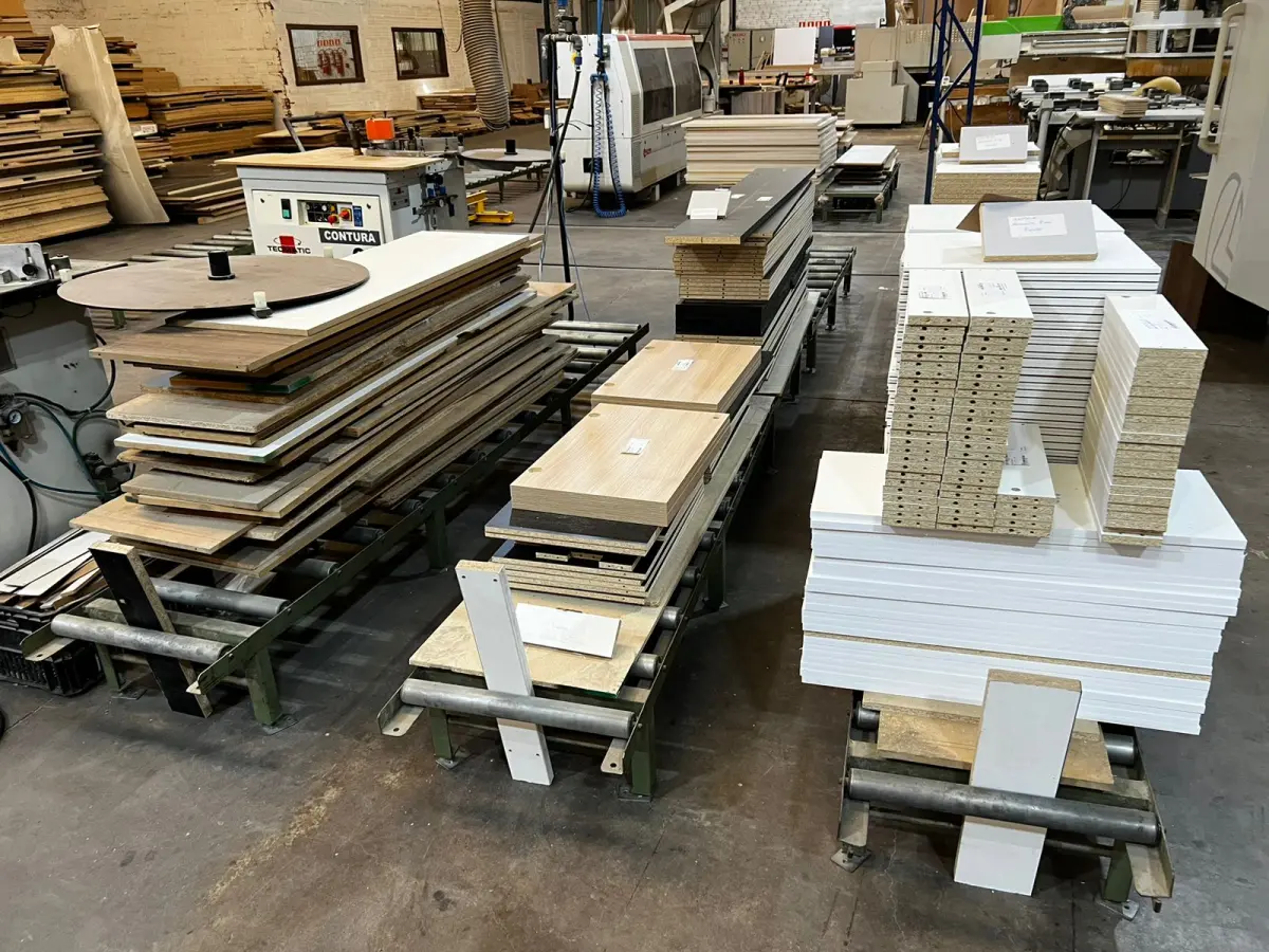 LOTE 034 - Lote de placas de MDF e MDP e corrugados (retalhos e placas)