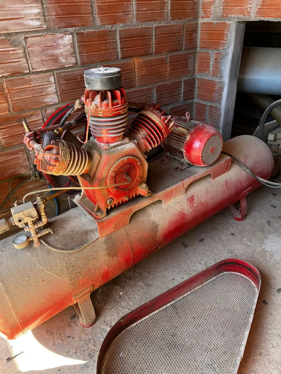 LOTE 097 - Compressor menor