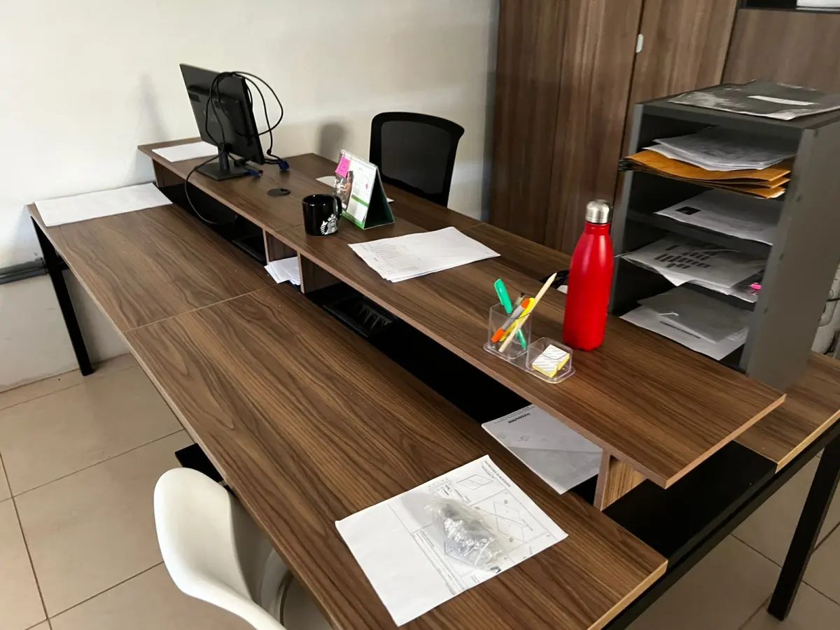 LOTE 114 - mesa grande de trabalho, cadeira e monitor 