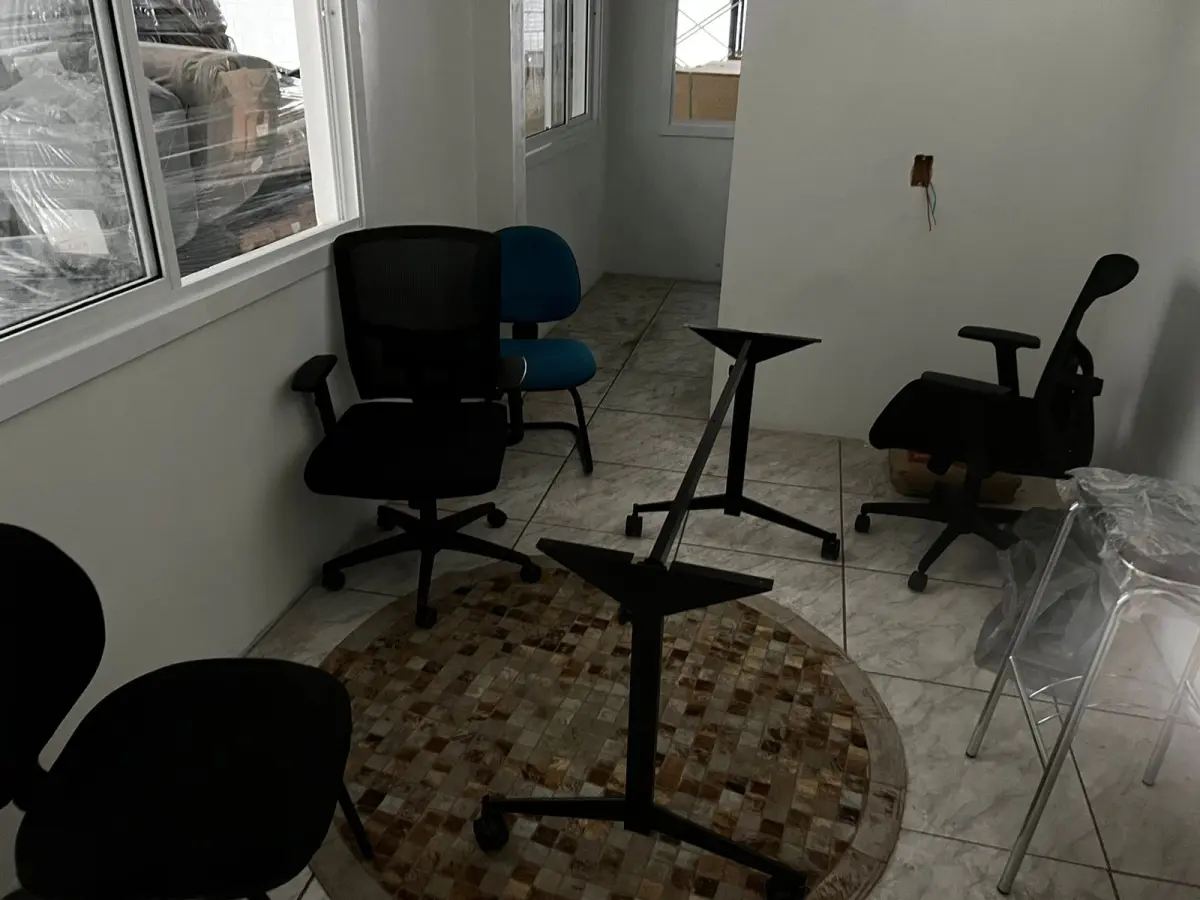 LOTE 146 - Lote com cadeiras em uso, mesa, banqueta e tapete