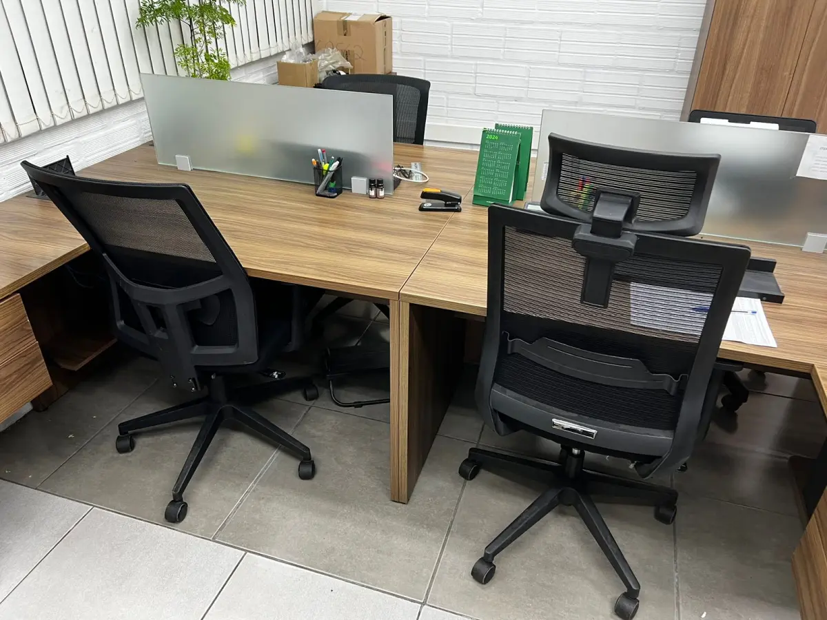 LOTE 022 - Modulo em U com 2 cadeiras 