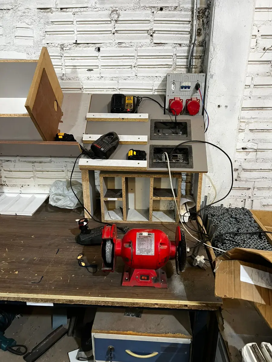 LOTE 040 - Bancada com esmeril, carregadores de baterias, furadeiras 