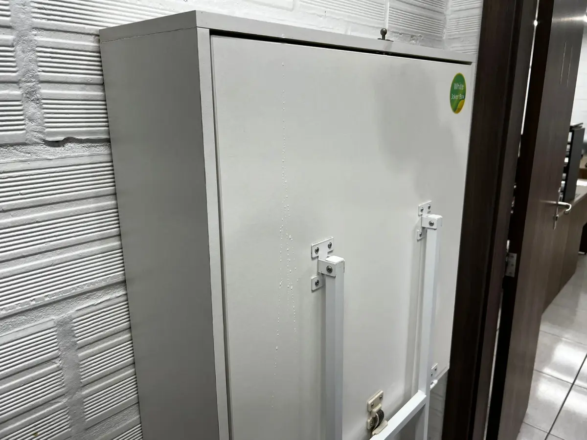 LOTE 006 - Armário com suporte 