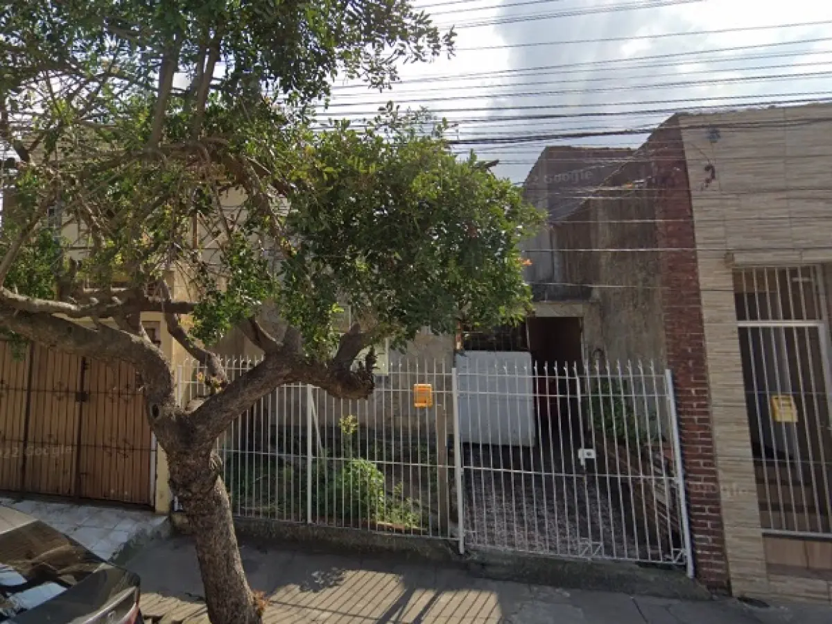 LOTE 000 - A fração de ¼ de um imóvel, localizado na Rua Jornalista Cândido de Melo, nº 476, sendo um terreno medindo seis metros (6,00m) de frente leste à dita rua, por trinta metros (30,00m)