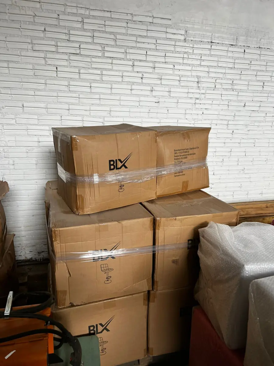 LOTE 133 - Lote de cadeiras em caixas 