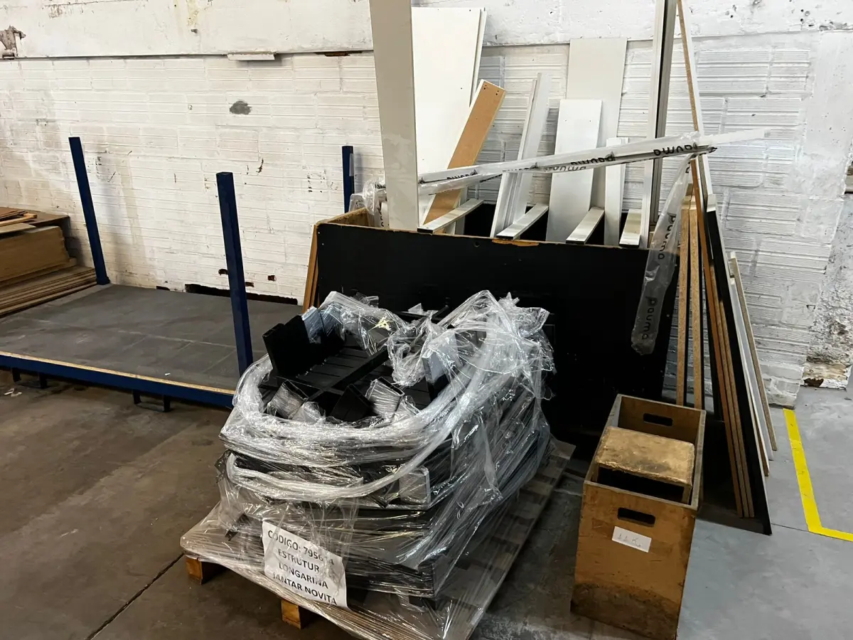 LOTE 042 - Lote com Pés para mesa 