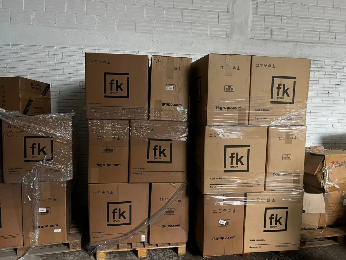 LOTE 133 - Lote de cadeiras em caixas 