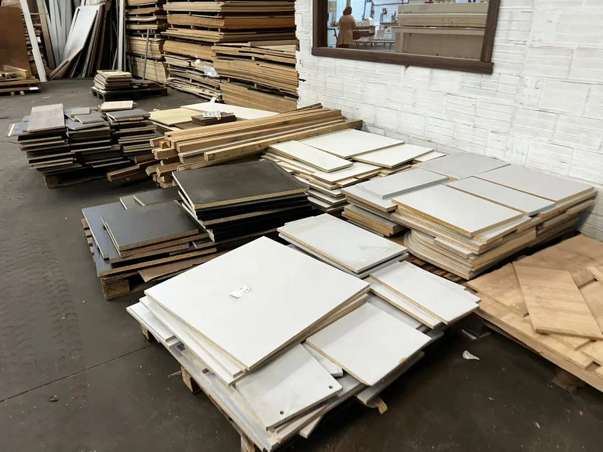 LOTE 034 - Lote de placas de MDF e MDP e corrugados (retalhos e placas)