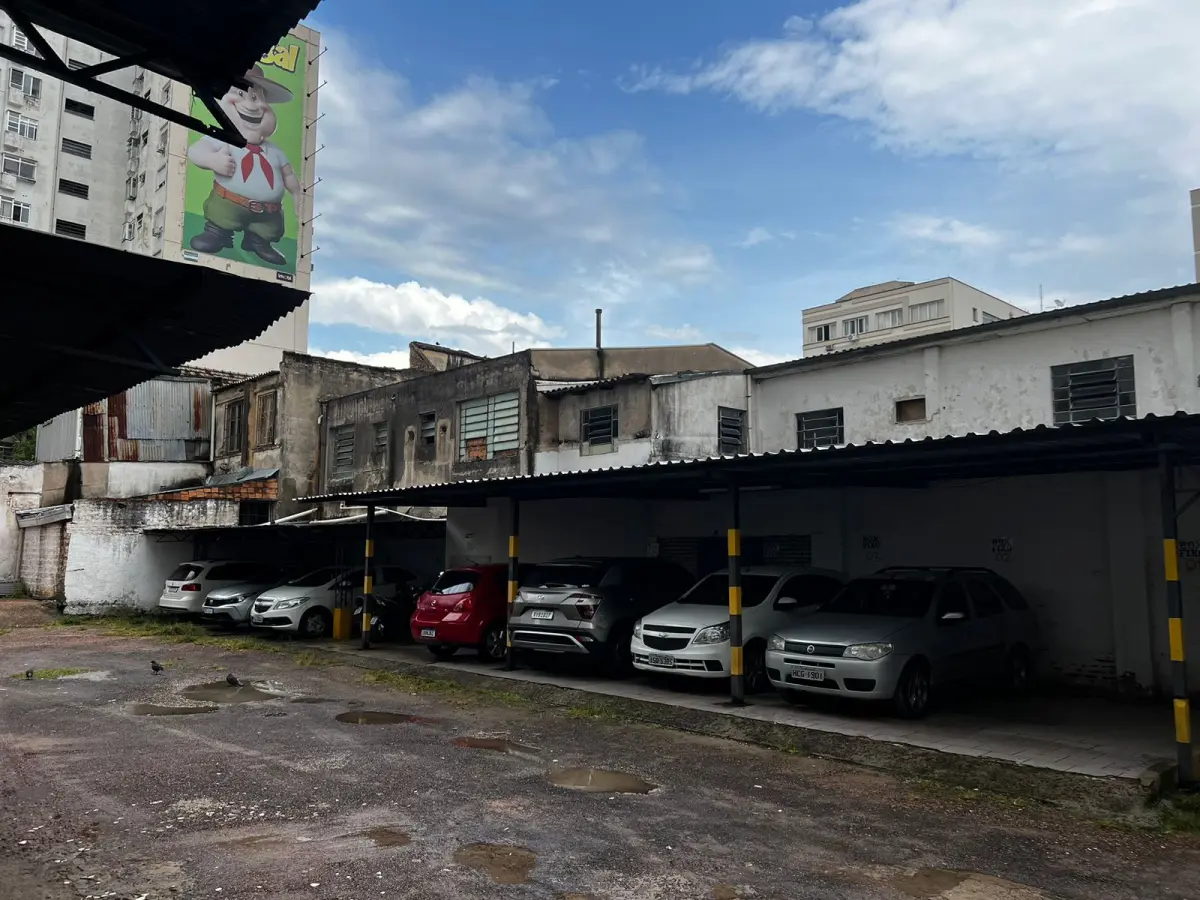 LOTE 000 - Um terreno de forma retangular, à avenida João Pessoa medindo 30,45m de frente, ao oeste à mesma avenida, por 35,00m