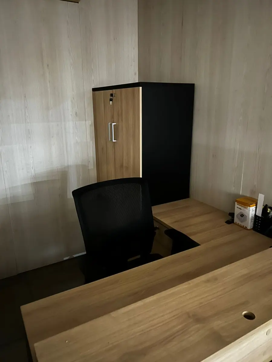 LOTE 061 - Mesa em L e cadeira e armário 2 portas