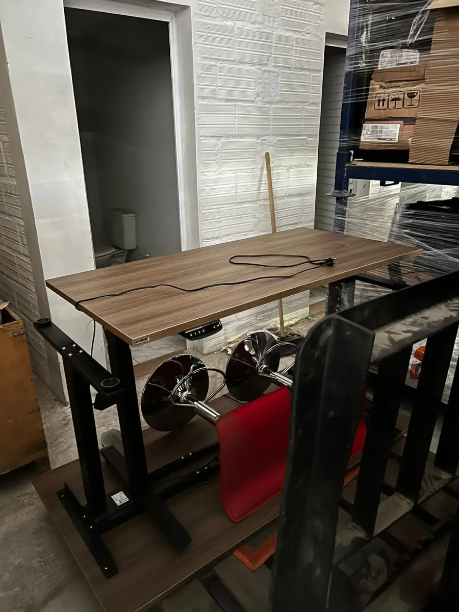 LOTE 125 - Lote com 2 mesas e 2 banquetas