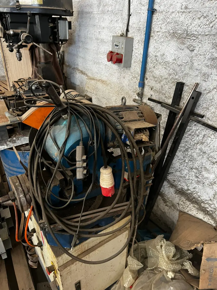 LOTE 084 - Lixadeira com morsa