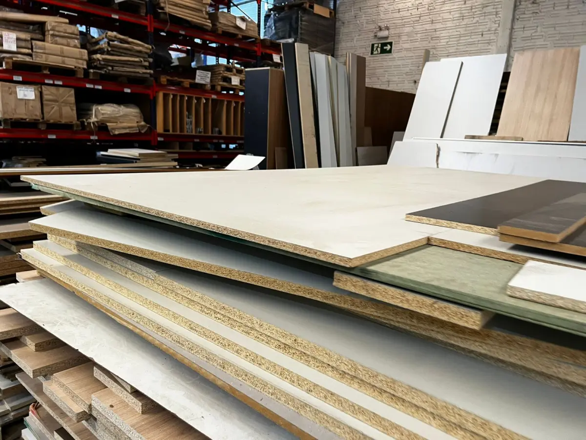 LOTE 034 - Lote de placas de MDF e MDP e corrugados (retalhos e placas)