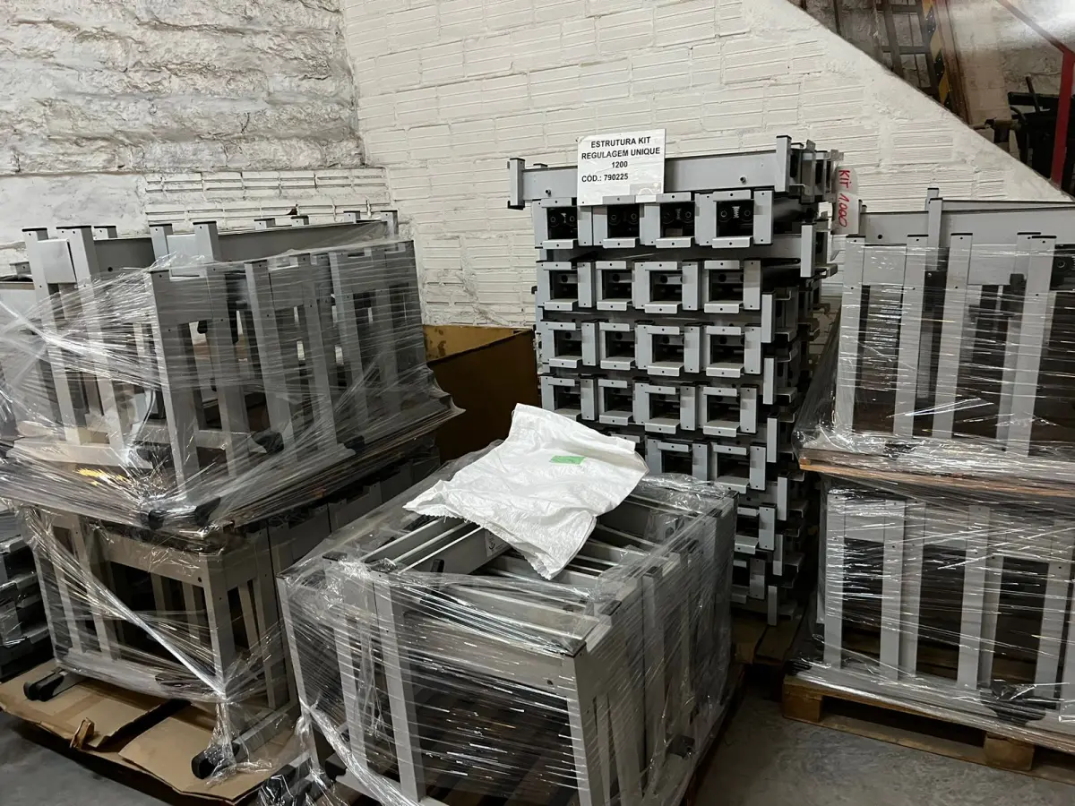 LOTE 042 - Lote com Pés para mesa 