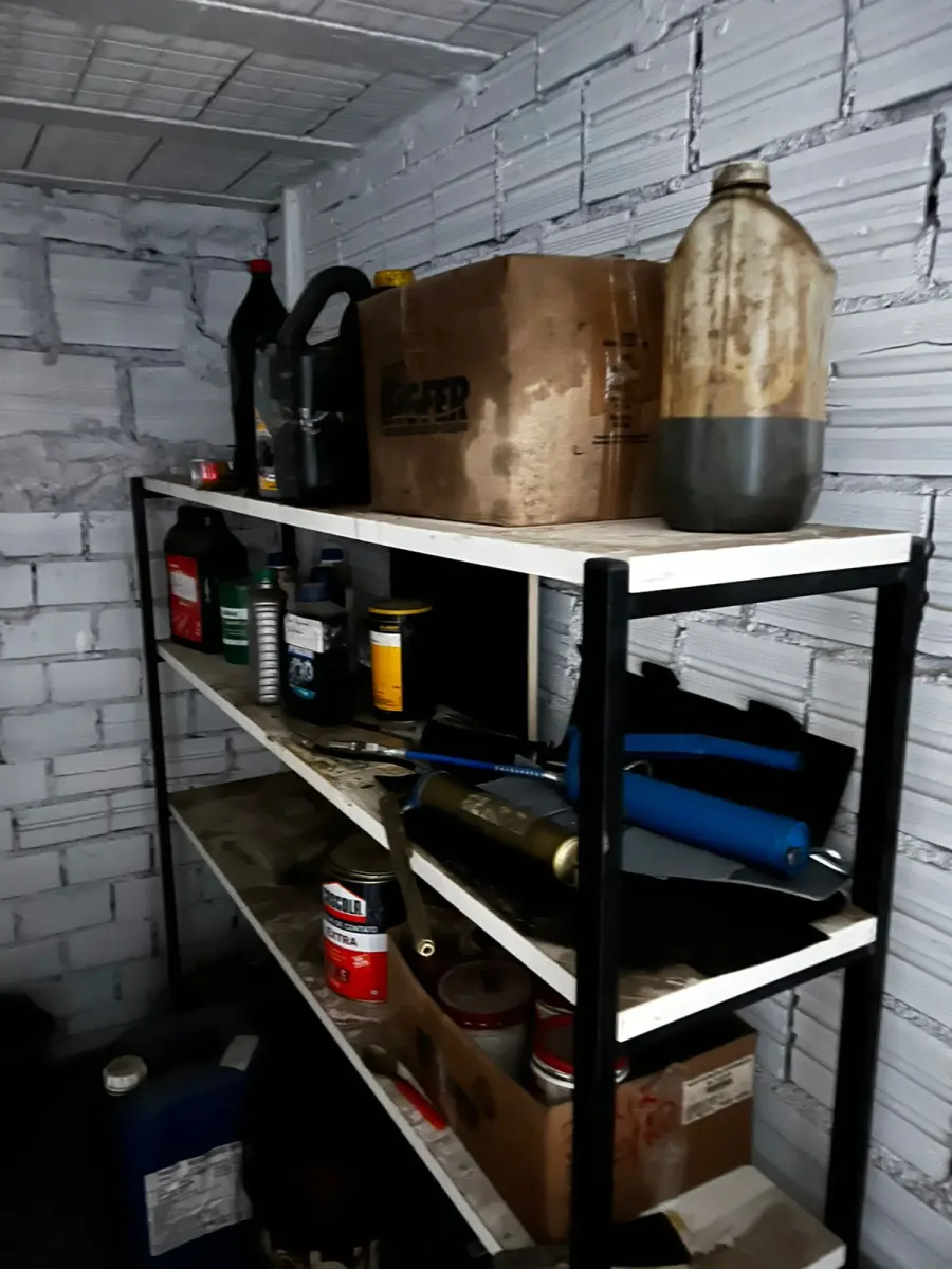 LOTE 082 - Prateleiras com tintas e produtos químicos 