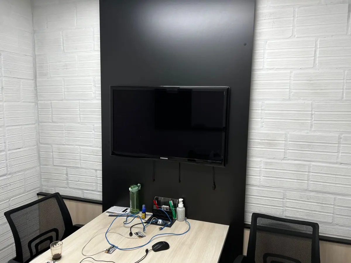 LOTE 003 - Mesa reunião com 5 cadeiras e TV Samsung 