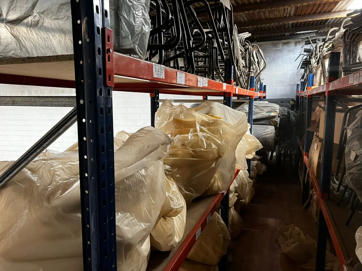 LOTE 037 - Lote de materiais que estão nas prateleiras (sem as prateleiras)