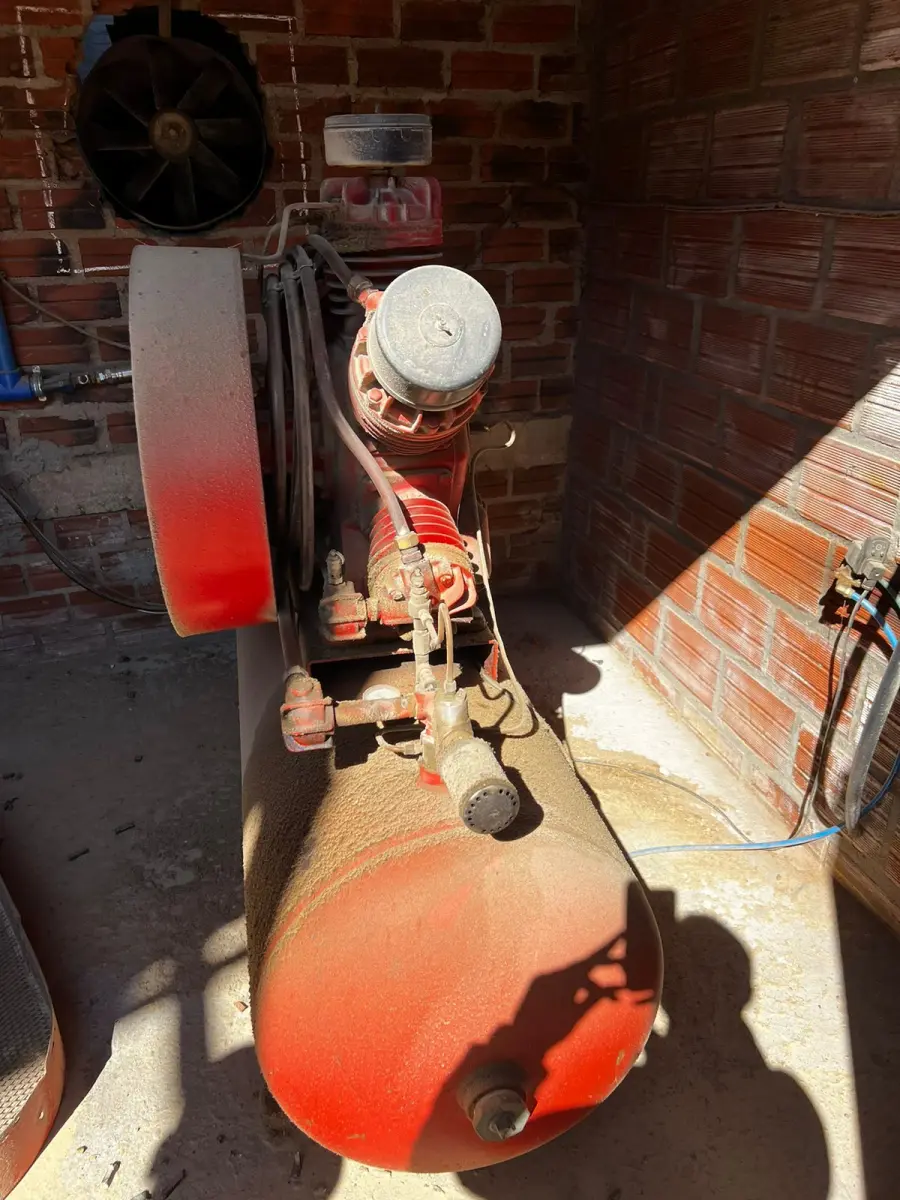 LOTE 098 - Compressor maior