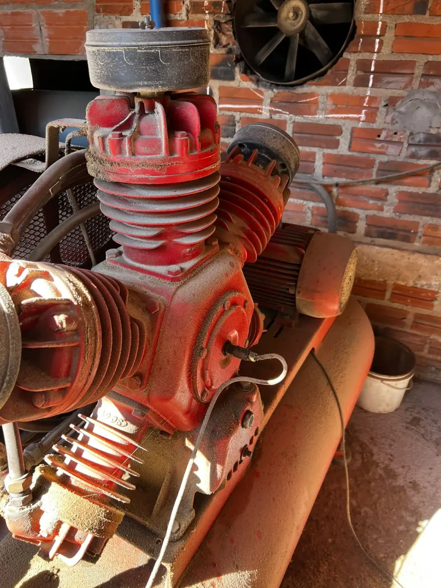 LOTE 098 - Compressor maior