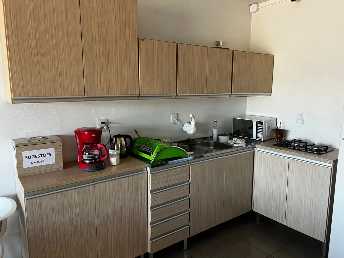 LOTE 102 - Lote balcão e balcão aéreo, cafeteira, micro-ondas 