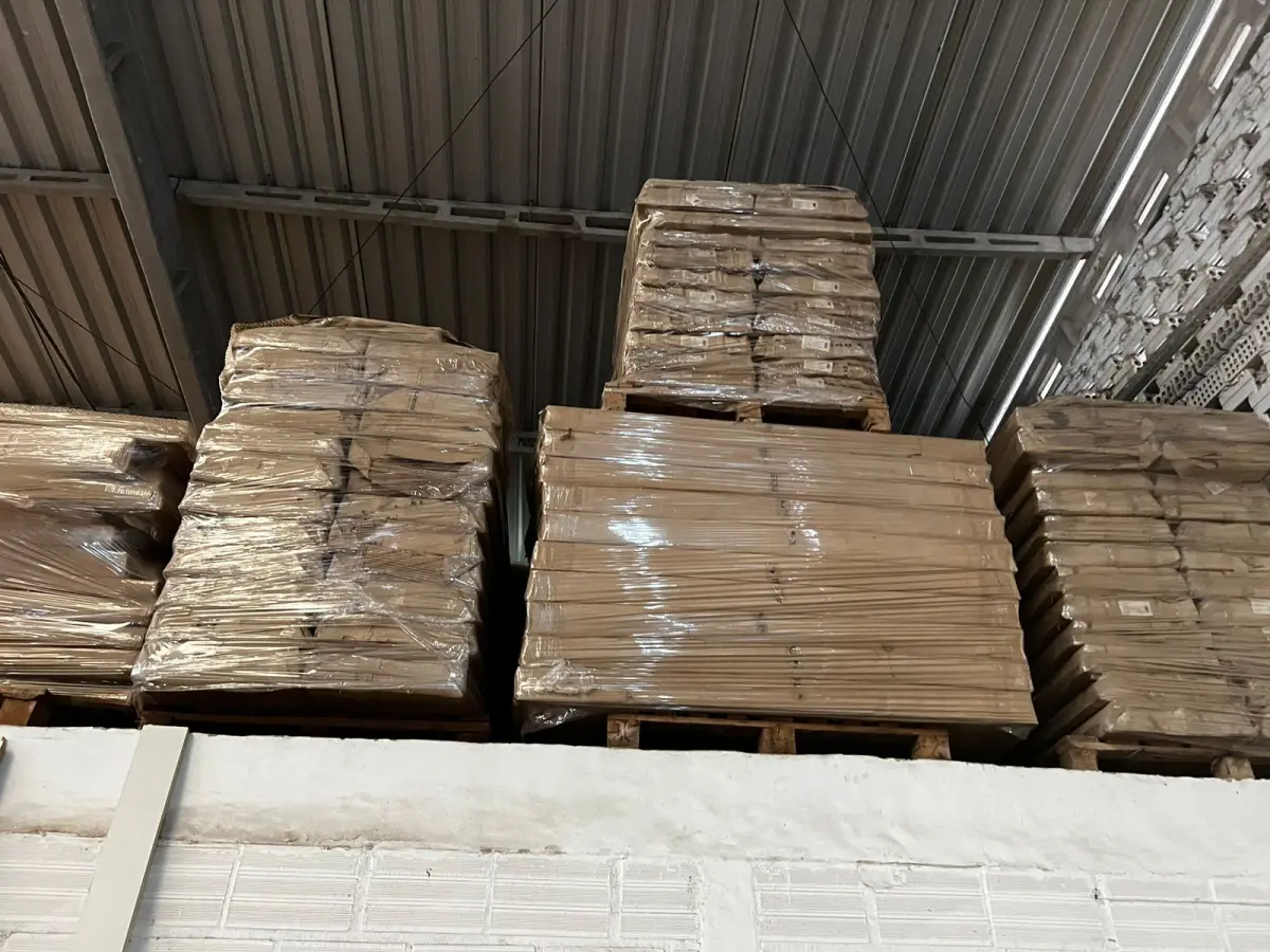 LOTE 036 - Lote de moveis embalados 