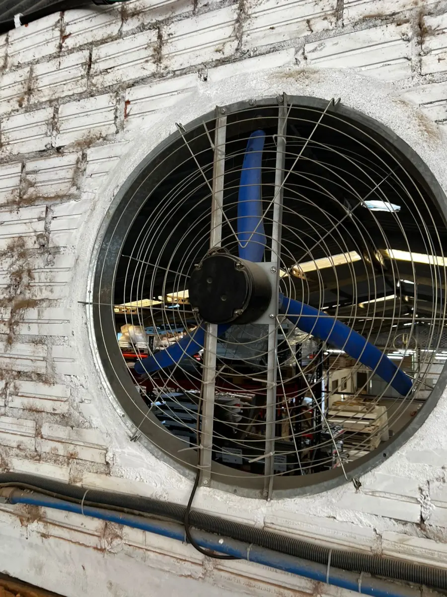 LOTE 089 - Ventilado fixo de parede