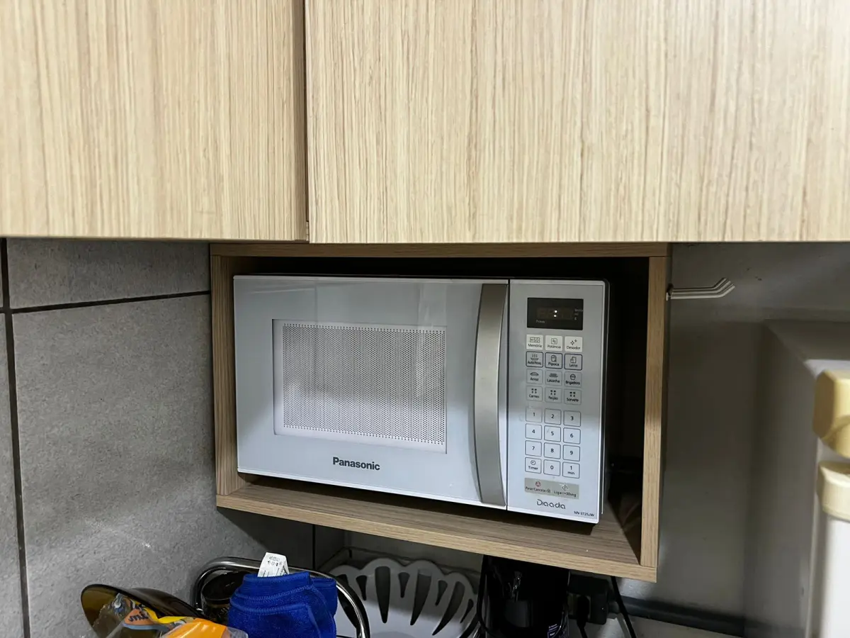 LOTE 007 - Micro-ondas Panasonic 