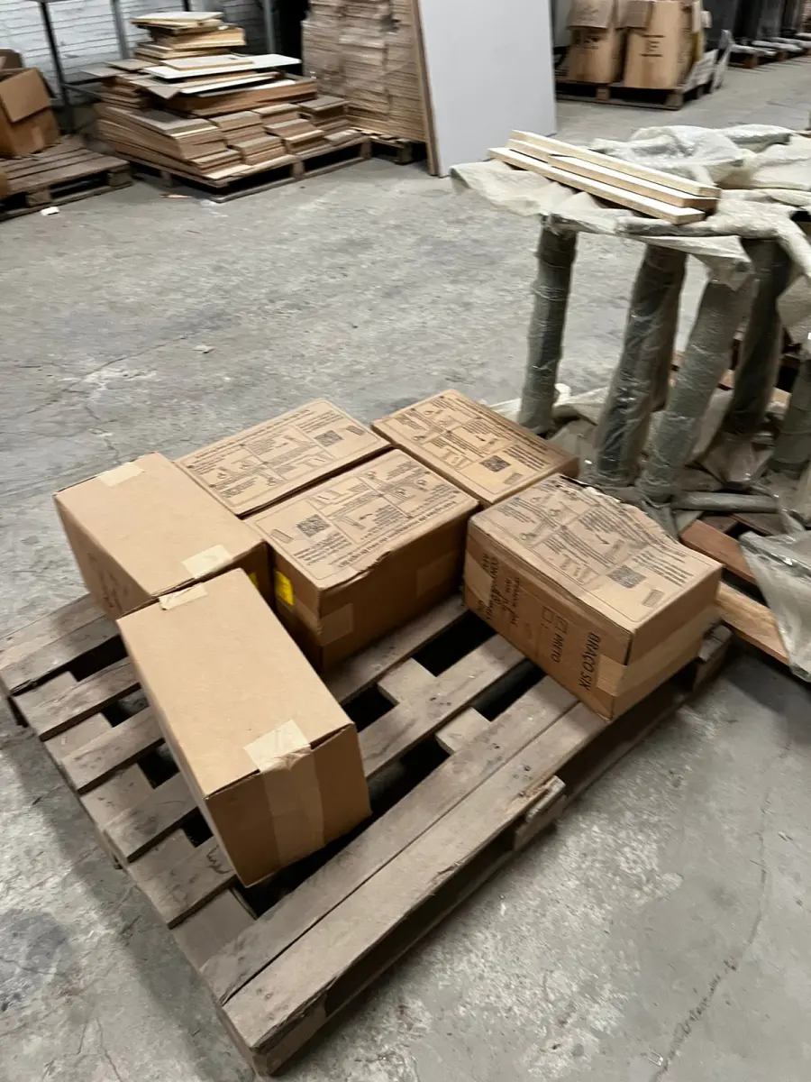 LOTE 036 - Lote de moveis embalados 