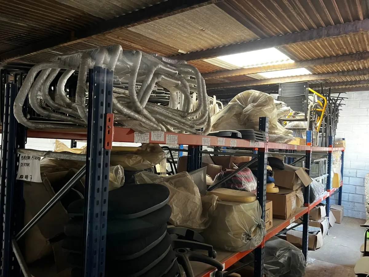 LOTE 037 - Lote de materiais que estão nas prateleiras (sem as prateleiras)