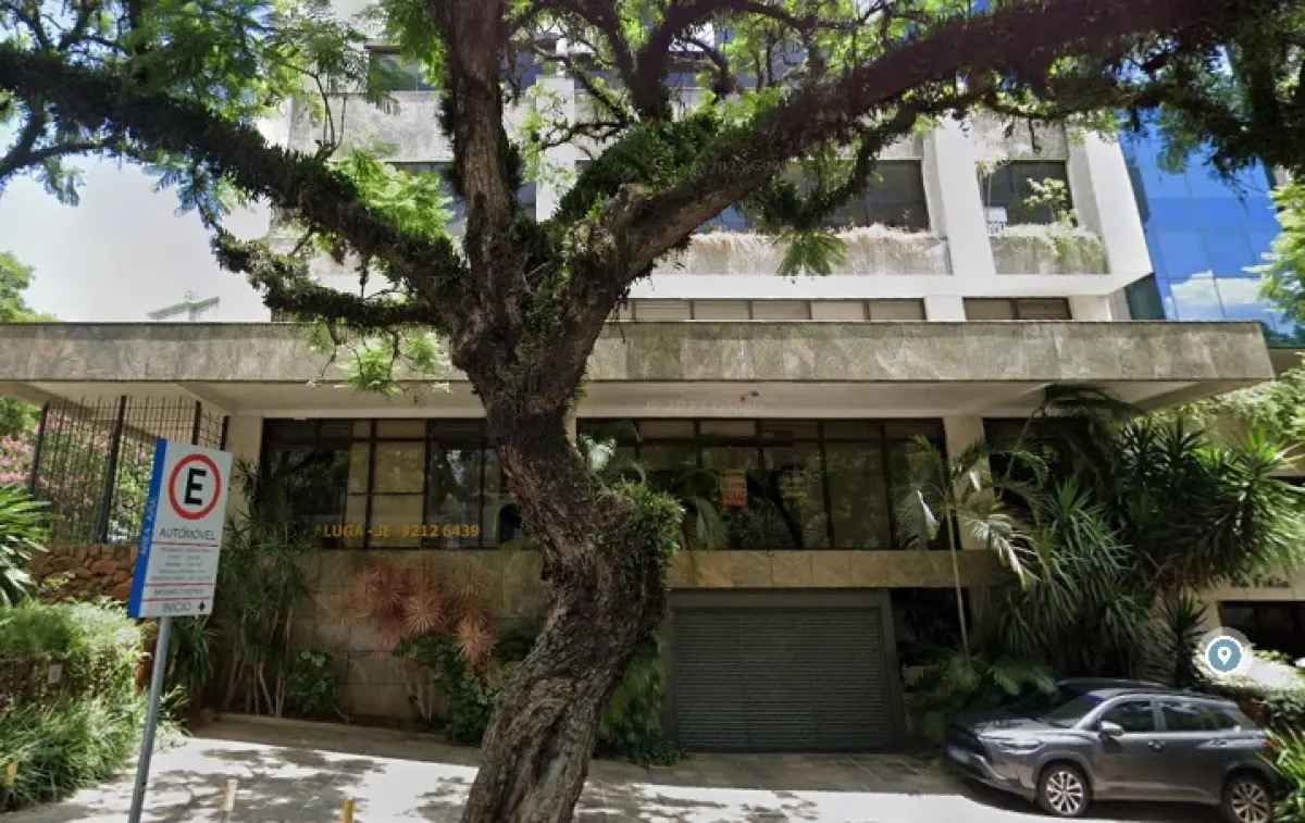 LOTE 000 - A loja nº 176 da Praça Dr. Maurício Cardoso , com 331,08mq de área real privativa, 355,55mq de área real global
