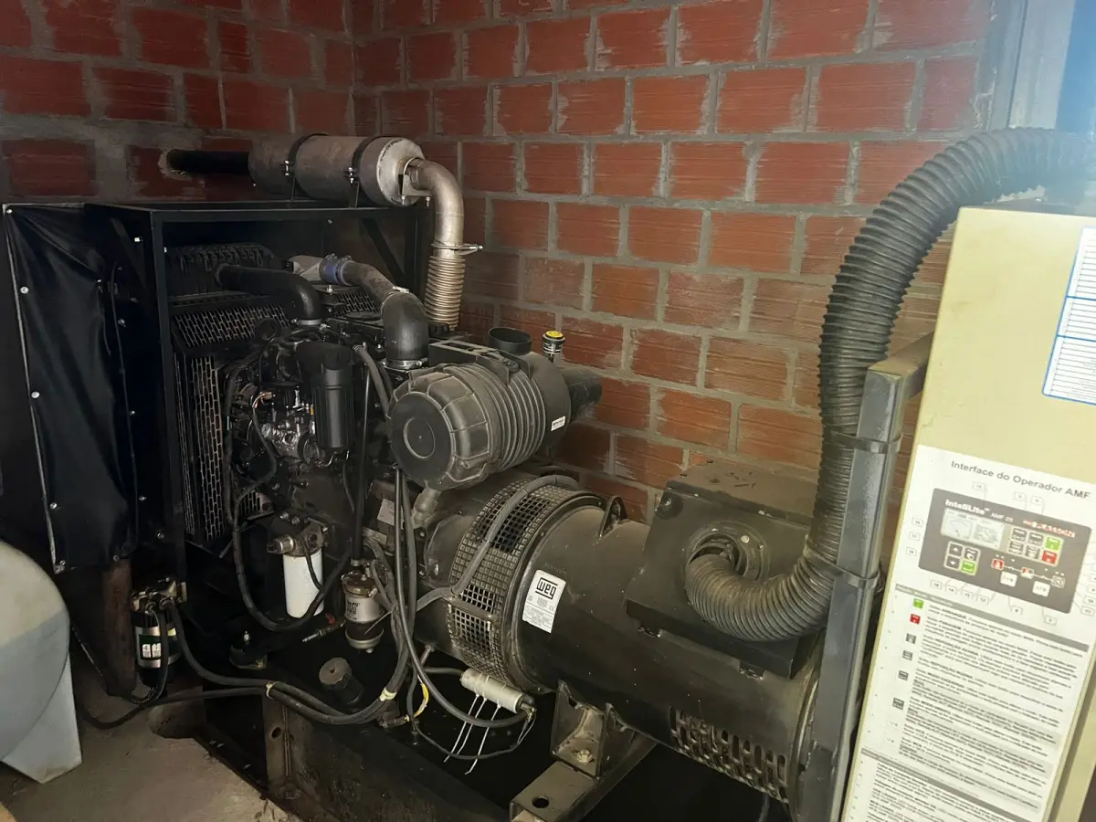LOTE 121 - Gerador 110KVA motor Perkins 