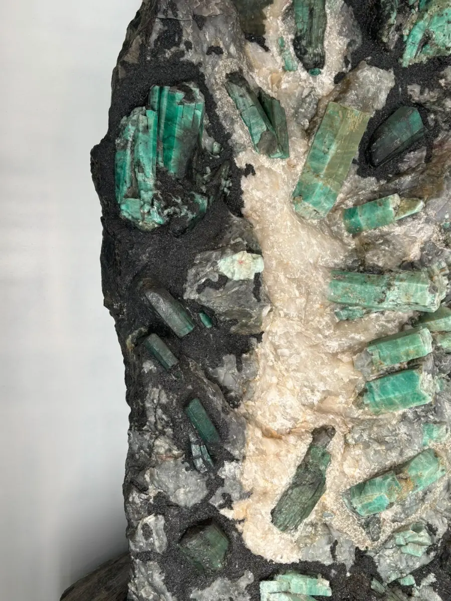 LOTE 001 - CANGA DE ESMERALDA COM 225 KG "CORAÇÃO DA BAHIA" COM LAUDO E DOCUMENTOS