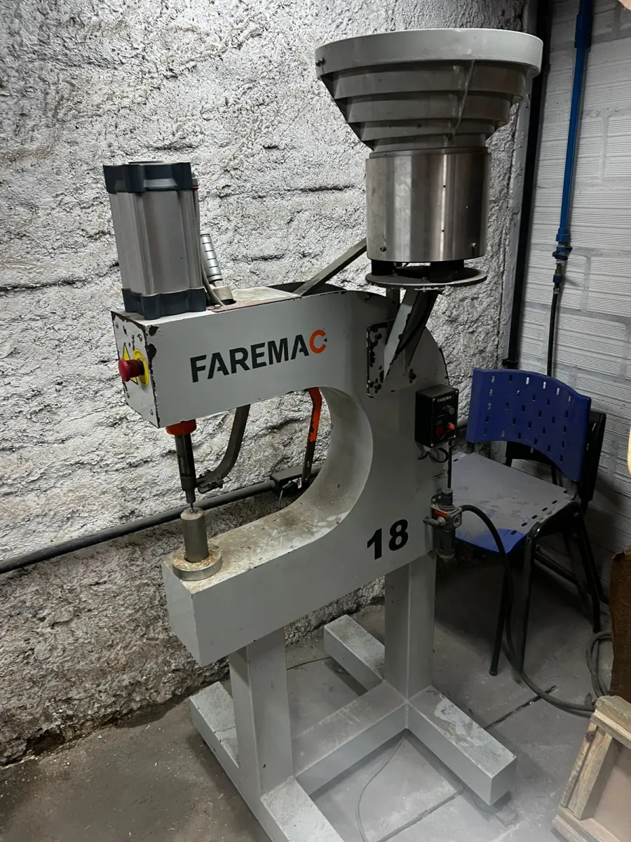 LOTE 064 - Máquina de colocar pregos 