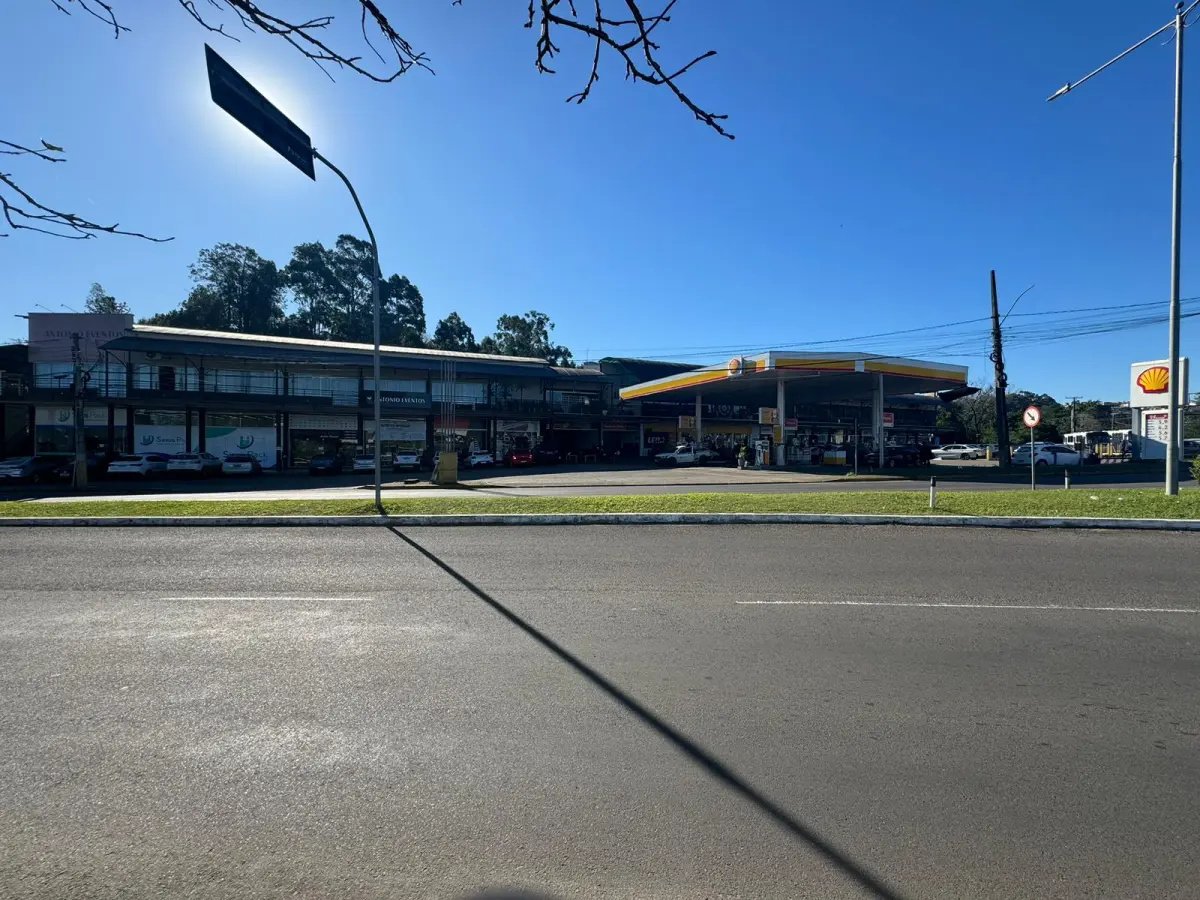 LOTE 002 - Prédio Comercial em alvenaria - shopping de lojas e posto combustivel