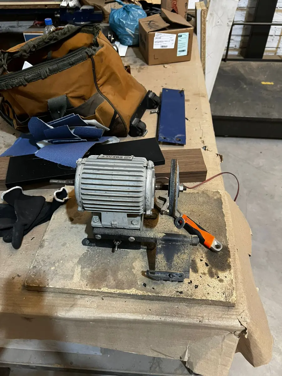 LOTE 039 - Lote de mesa com esmeril, morsa