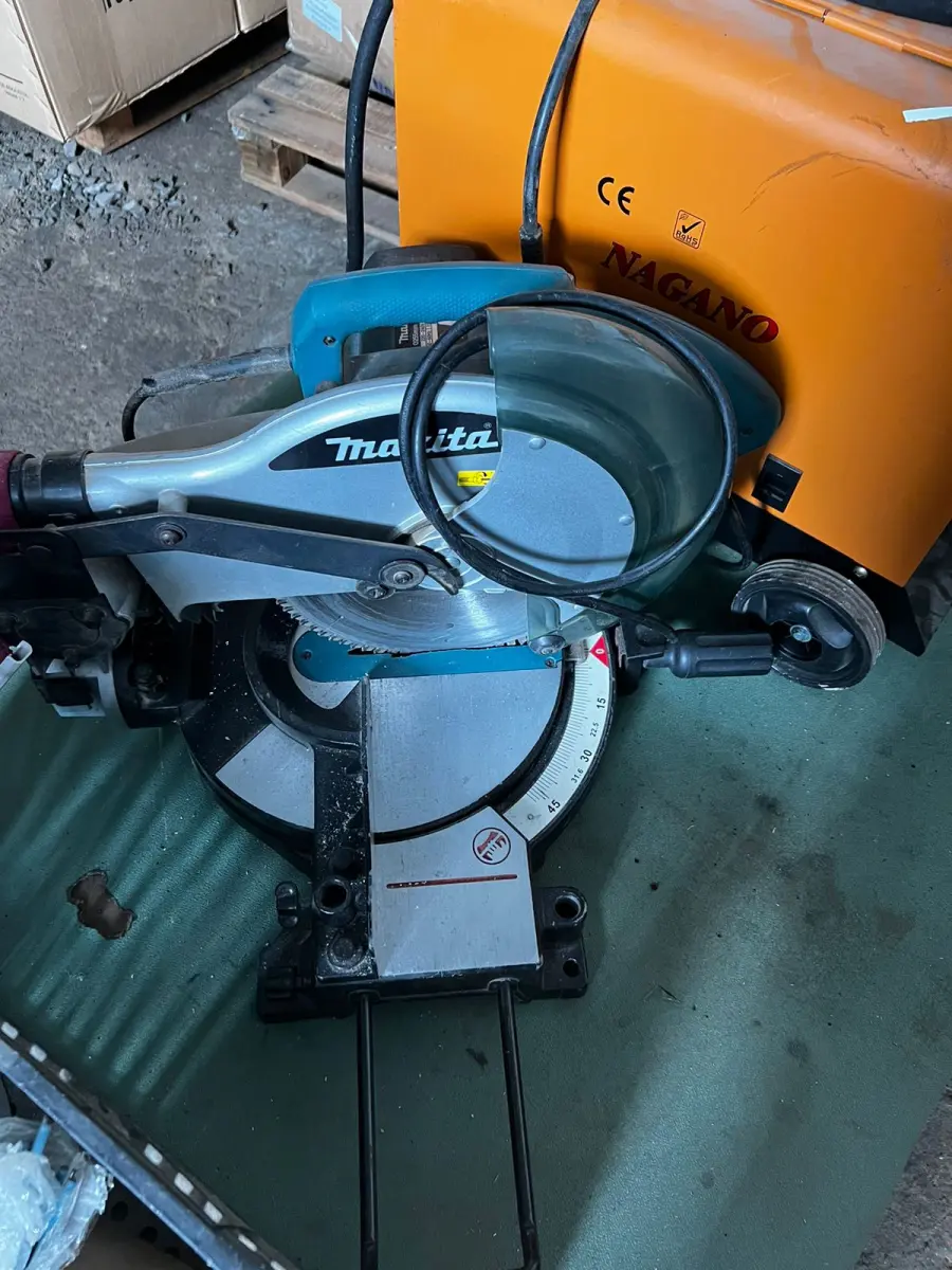 LOTE 143 - Serra circular de ângulos Makita