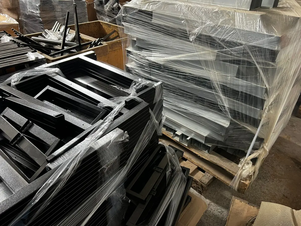 LOTE 128 - Lote de estruturas metálicas 