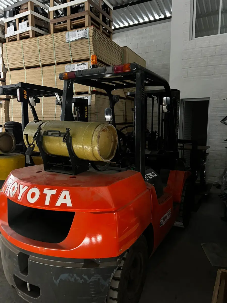 LOTE 124 - Empilhadeira Toyota 