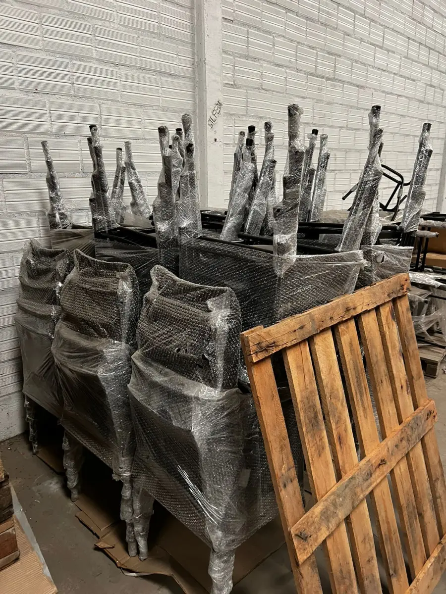LOTE 073 - Lote de cadeiras montadas 