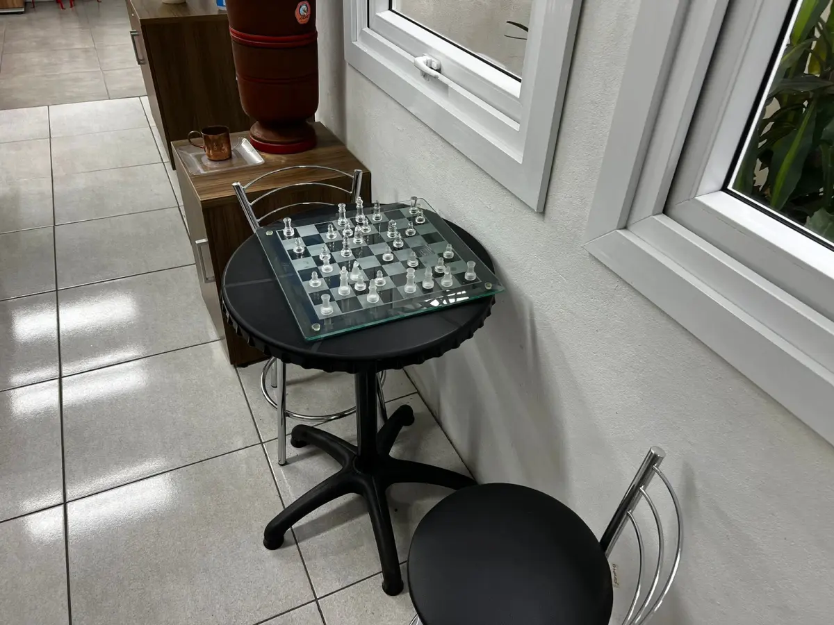 LOTE 012 - Mesinha e duas banquetas