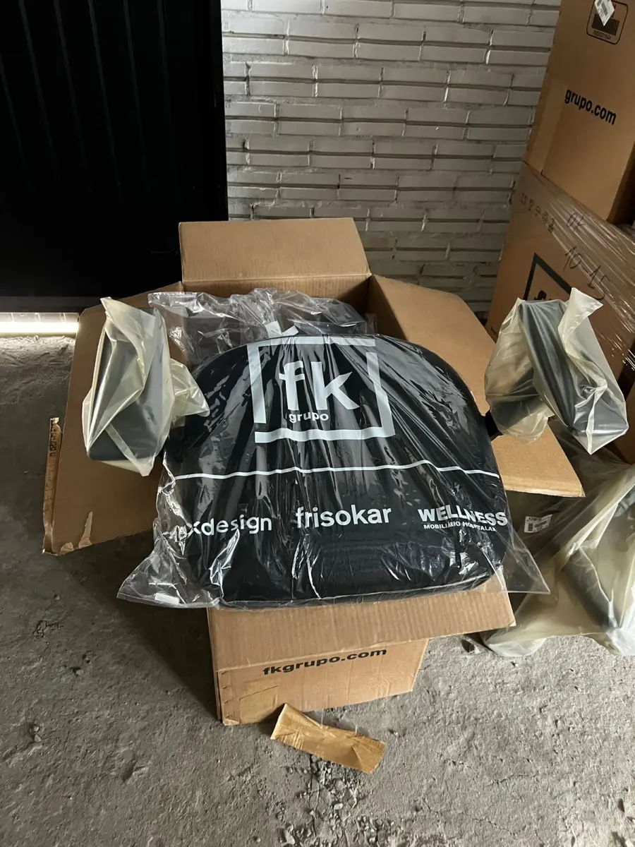 LOTE 133 - Lote de cadeiras em caixas 